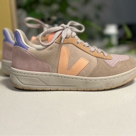 Veja V-10 Sneakers 🩷 - Picture 1 of 4
